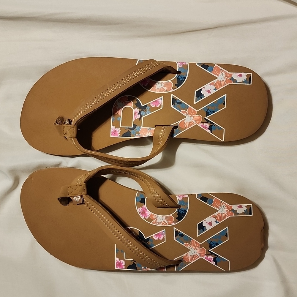 Roxy tan flip flops